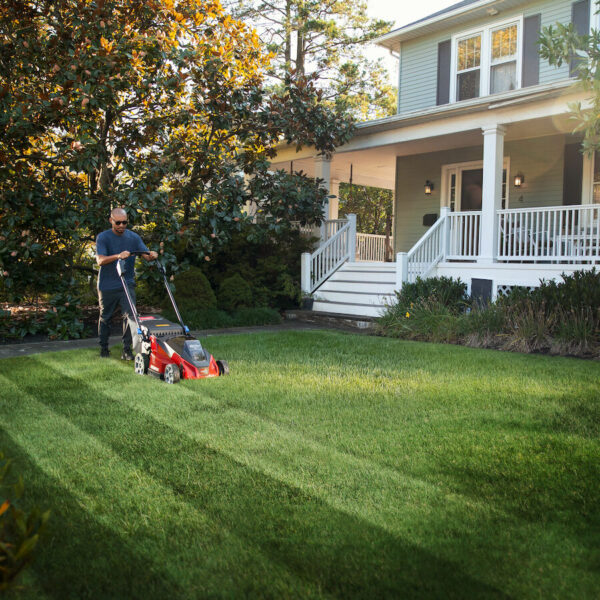 60V MAX* 21 in. (53 cm) Stripe® Self-Propelled Mower - 5.0Ah Battery/Charger Included - Image 4